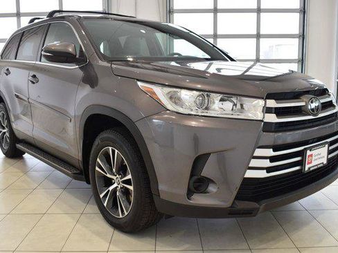 Certified 2019 Toyota Highlander LE image 1