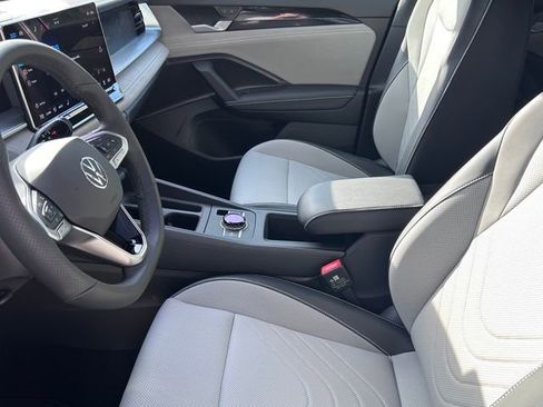 New 2026 Volkswagen Tiguan SE R-Line FWD image 9