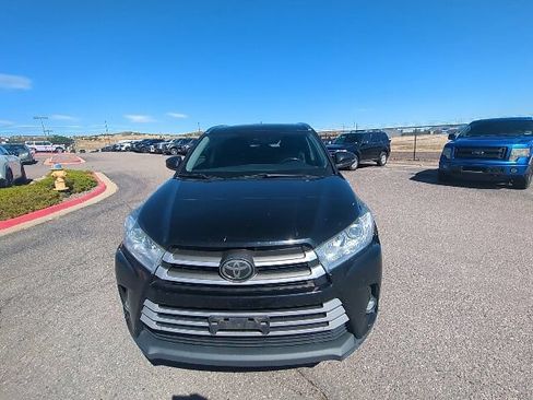 Used 2019 Toyota Highlander XLE AWD/4WD image 2