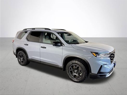 Certified 2025 Honda Pilot TrailSport image 5