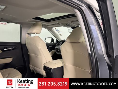 Used 2025 Toyota Highlander XLE AWD/4WD image 19