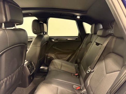 Used 2022 Porsche Macan w/ Premium Package image 21