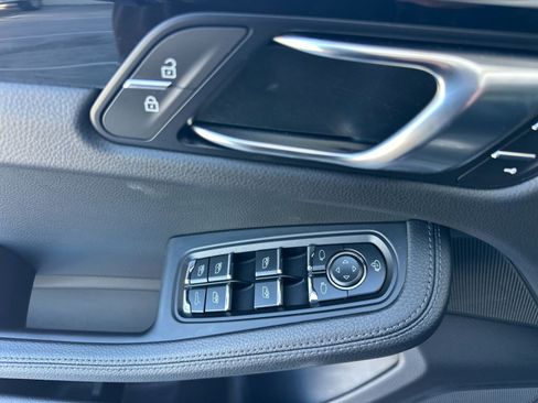 Certified 2026 Porsche Macan AWD/4WD image 12