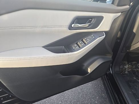 Used 2025 Nissan Rogue SL image 10