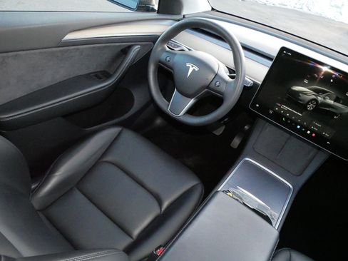 Used 2023 Tesla Model Y Long Range image 9