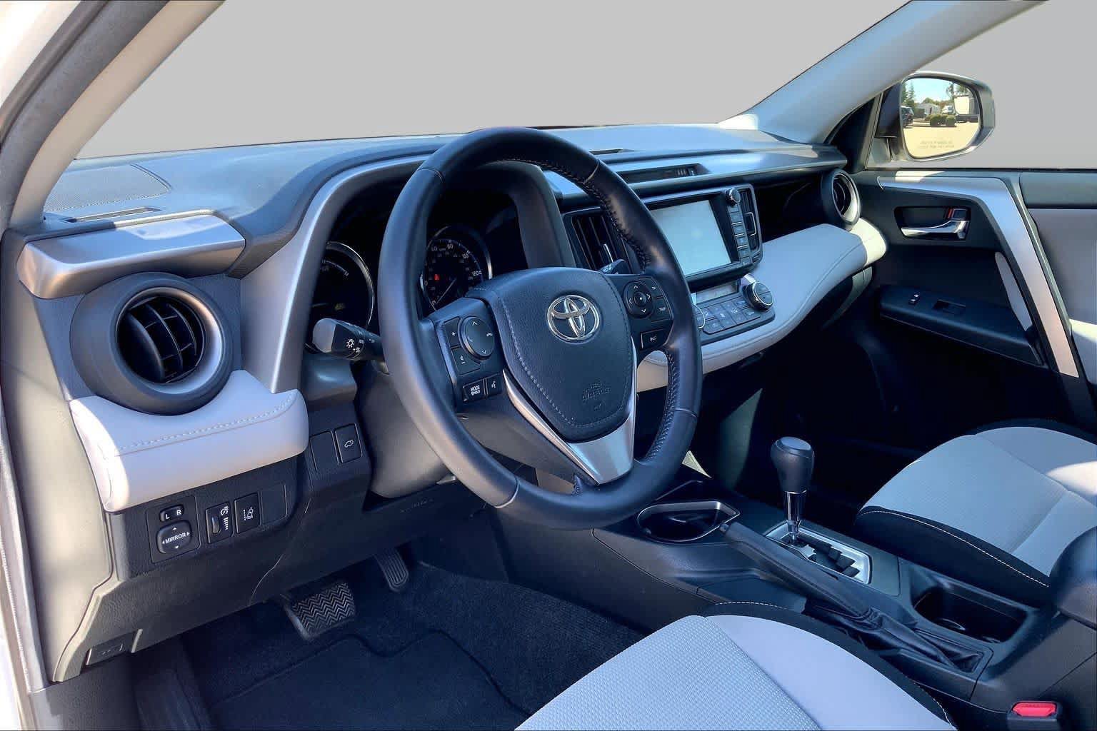 Used 2017 Toyota RAV4 XLE AWD/4WD image 18