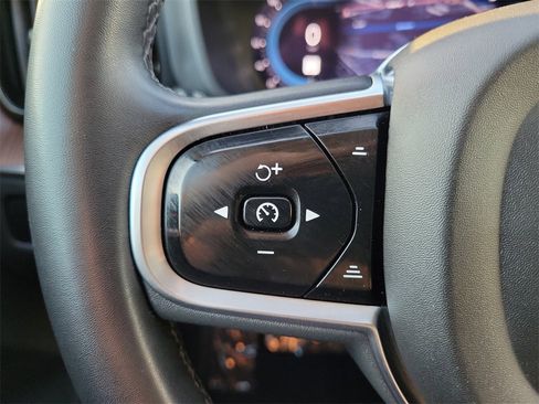 Used 2023 Volvo XC60 B5 Plus image 5