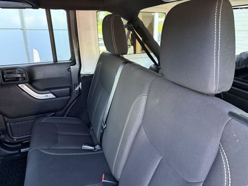 Used 2018 Jeep Wrangler Unlimited Rubicon w/ Connectivity Group AWD/4WD image 14