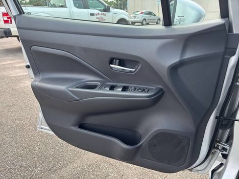 Used 2025 Nissan Versa SV FWD image 18