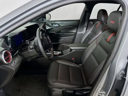 Used 2024 Chevrolet Trax RS FWD image 8