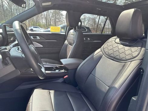 Used 2025 Ford Explorer Platinum w/ Ultimate Package image 40
