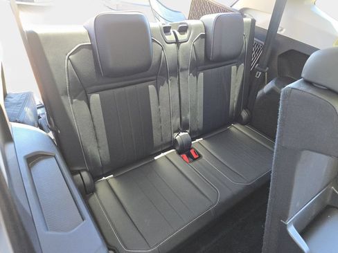 Used 2022 Volkswagen Tiguan SE FWD image 16