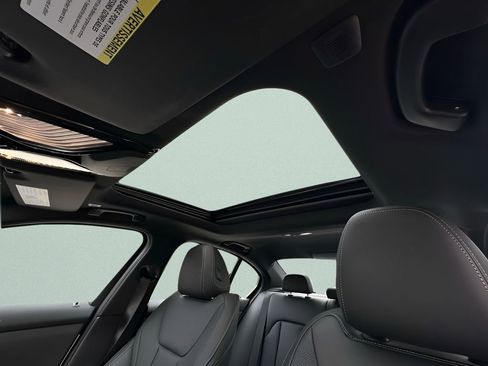 Certified 2023 BMW 330i Sedan w/ Convenience Package RWD image 21