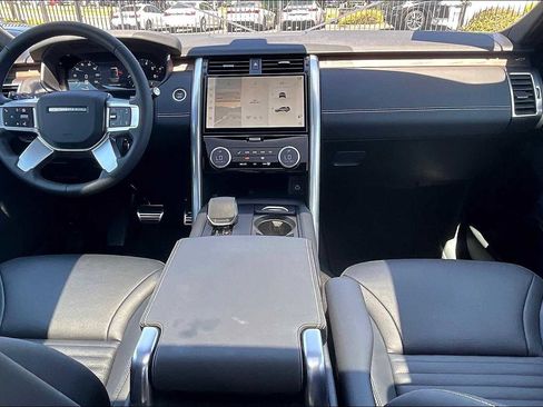 Used 2025 Land Rover Discovery Dynamic SE image 18