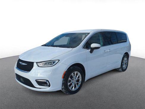 Used 2023 Chrysler Pacifica Touring-L image 4