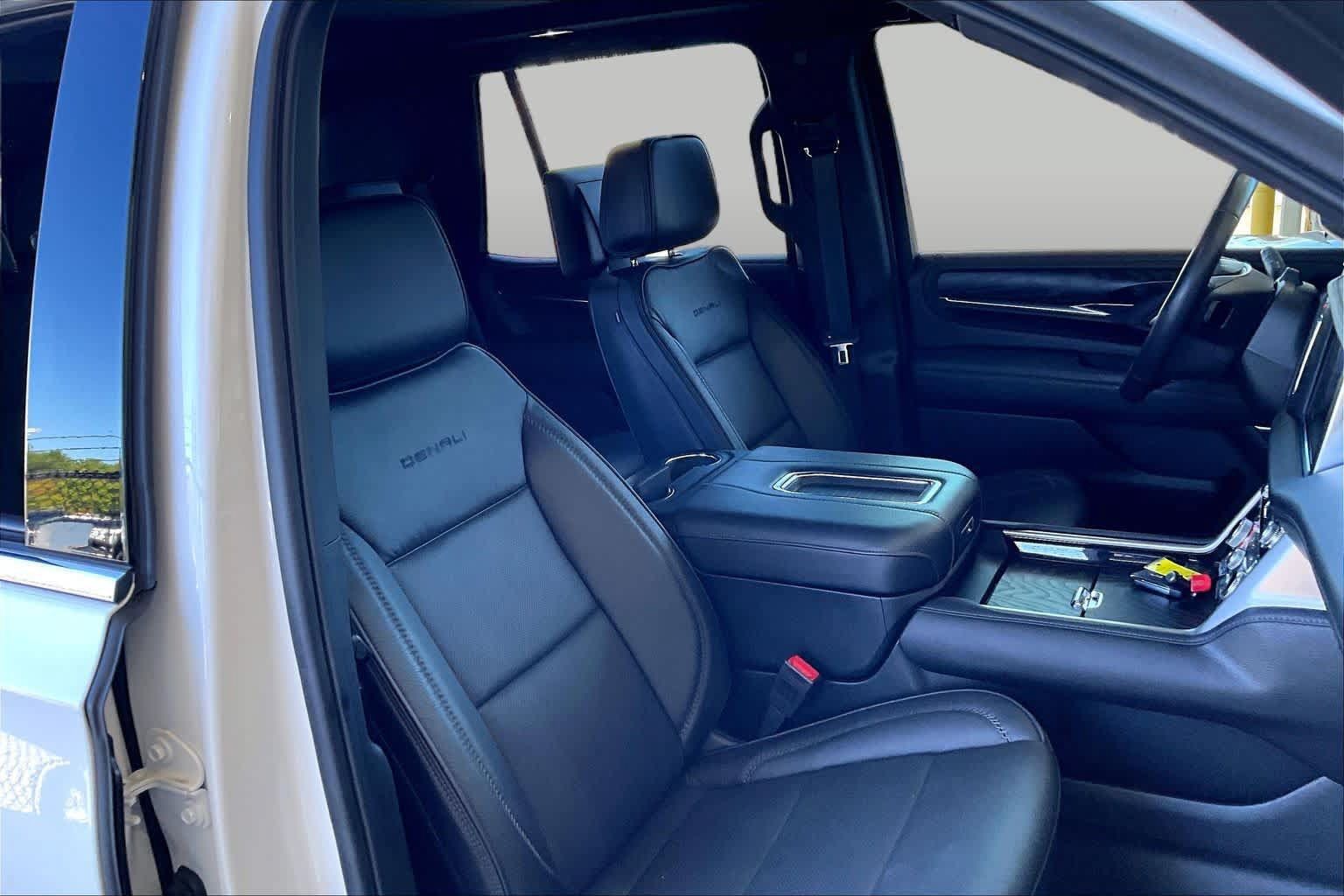 Used 2024 GMC Yukon Denali w/ Advanced Technology Package AWD/4WD image 9