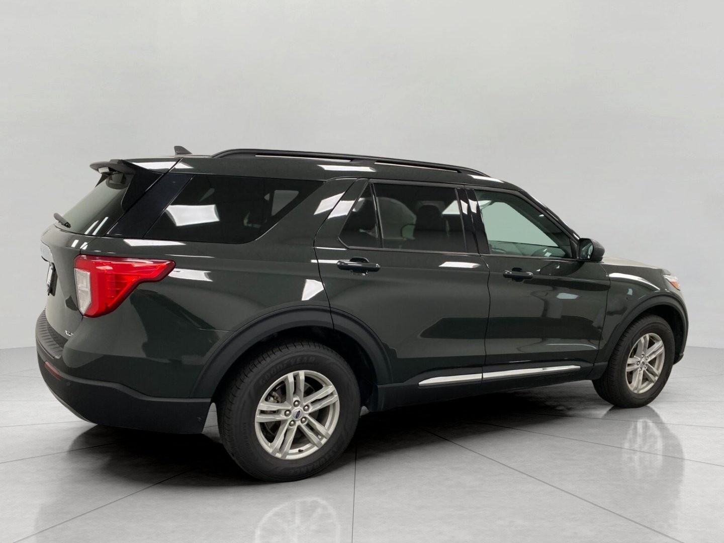 Used 2024 Ford Explorer XLT w/ Equipment Group 202A AWD/4WD image 3