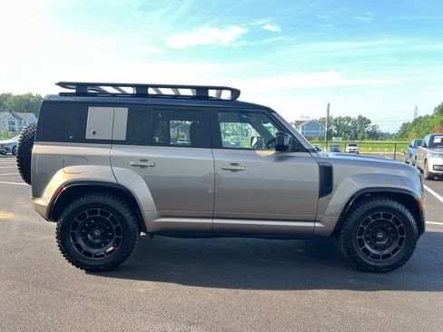 Used 2025 Land Rover Defender 110 AWD/4WD image 9