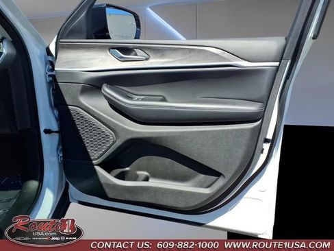 Used 2023 Jeep Grand Cherokee L Limited w/ Black Appearance Package AWD/4WD image 14