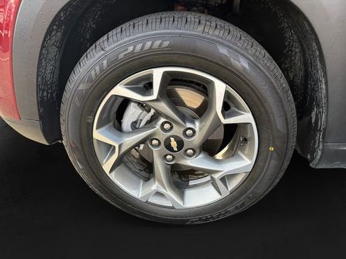Used 2025 Chevrolet Trax LT FWD image 11