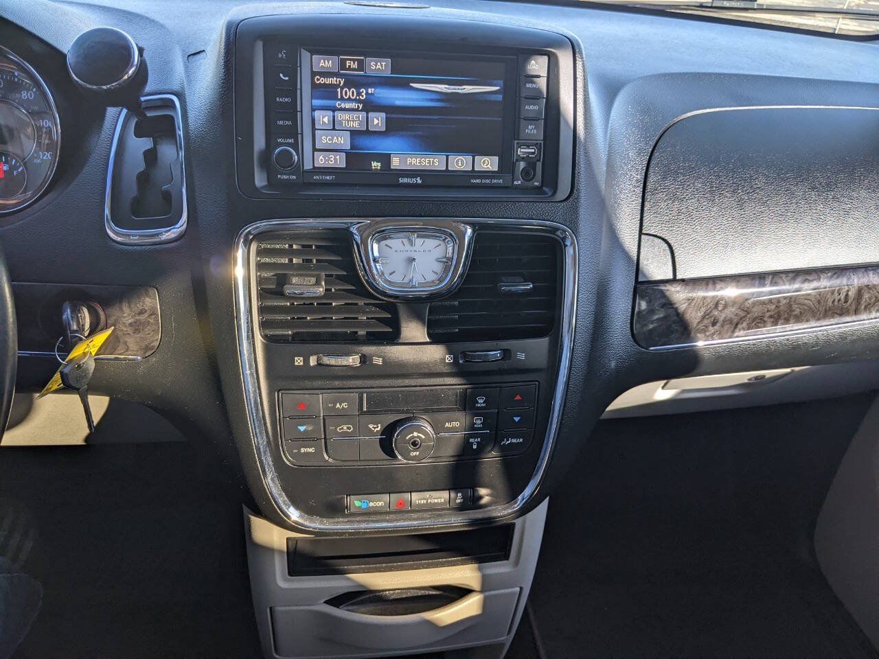 Used 2014 Chrysler Town & Country Touring FWD image 17