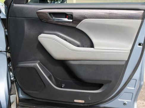 Used 2021 Toyota Highlander Limited image 19