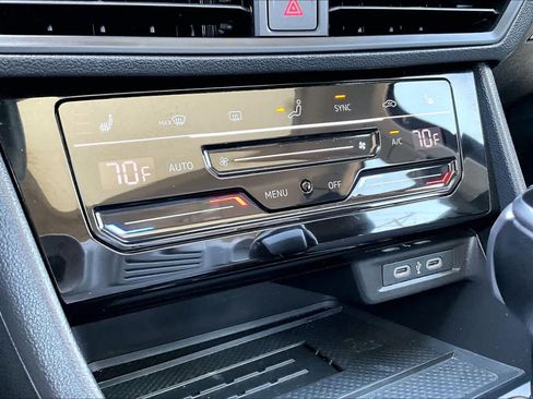 Used 2025 Volkswagen Jetta SE FWD image 33