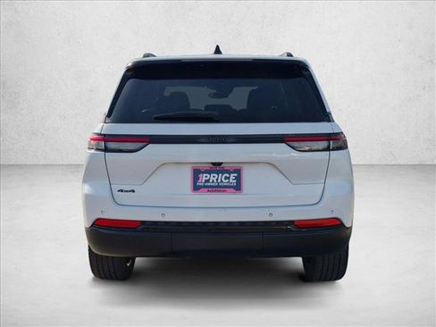 Used 2023 Jeep Grand Cherokee Altitude AWD/4WD image 6