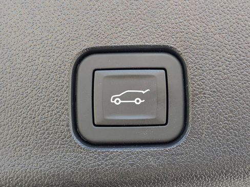 Used 2025 GMC Acadia Elevation image 14