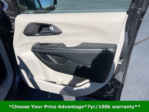 Certified 2023 Chrysler Pacifica Touring-L image 23