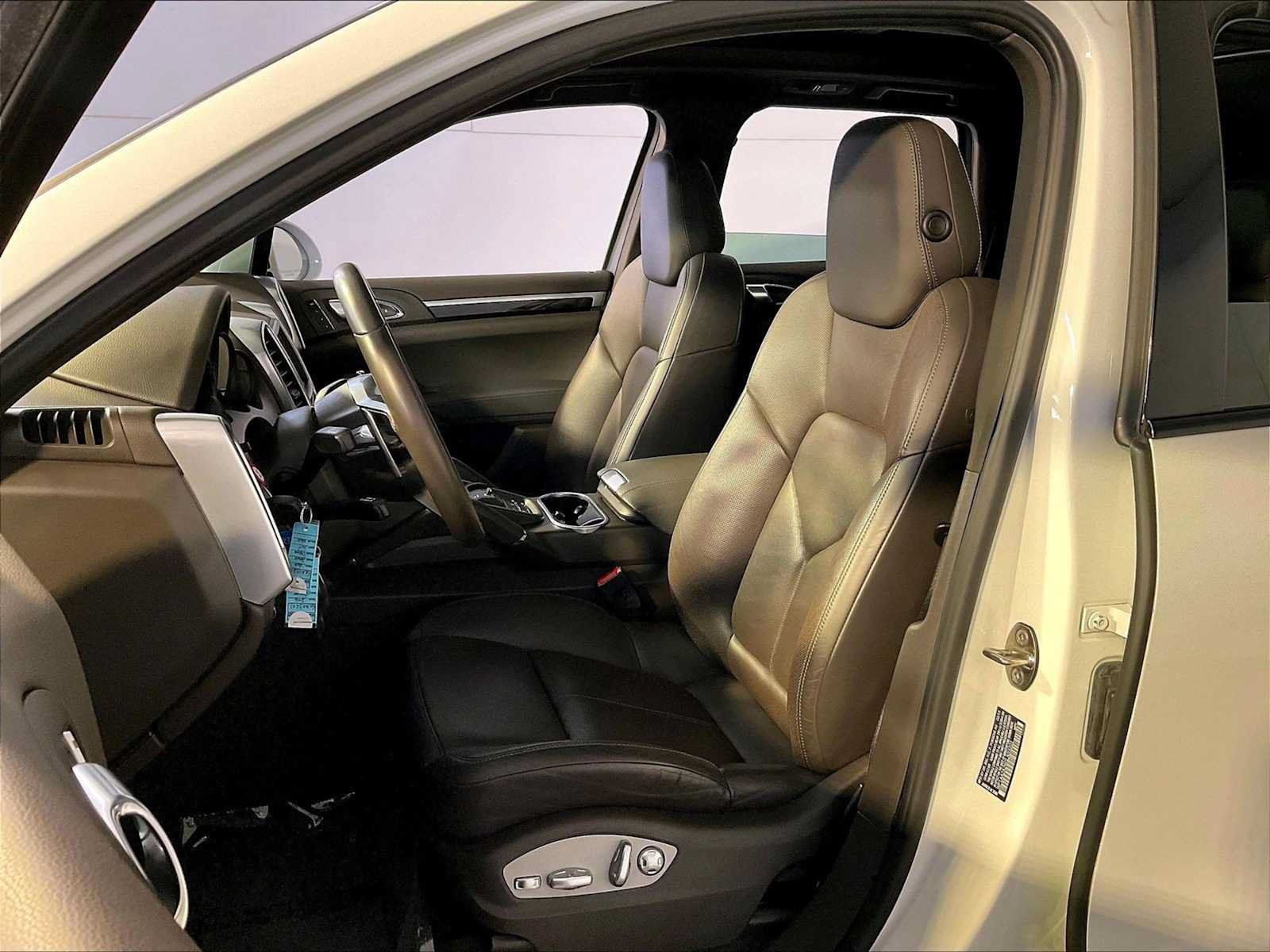 Certified 2016 Porsche Cayenne AWD/4WD image 5