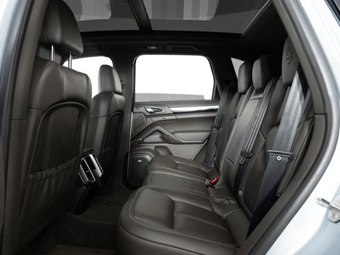 Used 2018 Porsche Cayenne Platinum Edition w/ Premium Package image 17