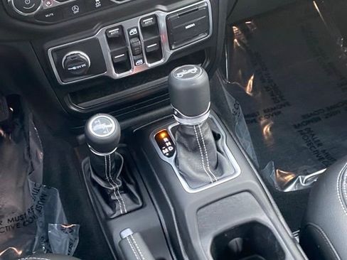 Used 2018 Jeep Wrangler Unlimited Sahara image 15