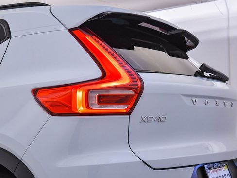 Used 2025 Volvo XC40 B5 Ultra w/ Climate Package image 11