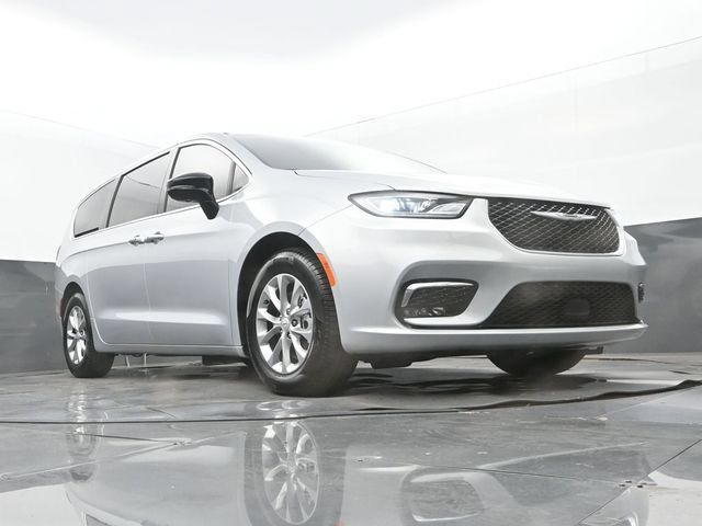 Used 2026 Chrysler Pacifica Limited FWD image 25