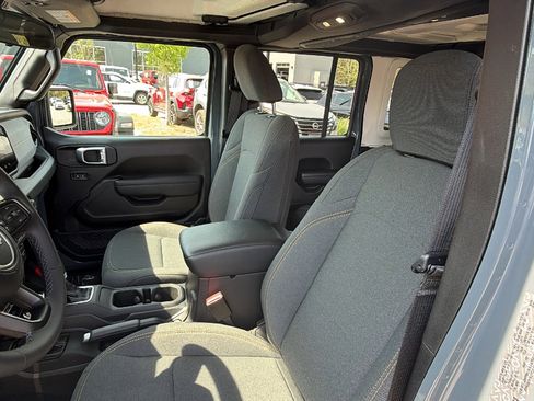 Used 2025 Jeep Wrangler Willys image 17