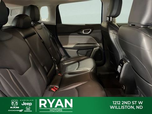 Used 2022 Jeep Compass Latitude image 32