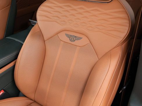 Certified 2025 Bentley Bentayga Extended Wheelbase image 18