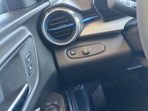 Used 2025 Chevrolet Trax LT FWD image 33