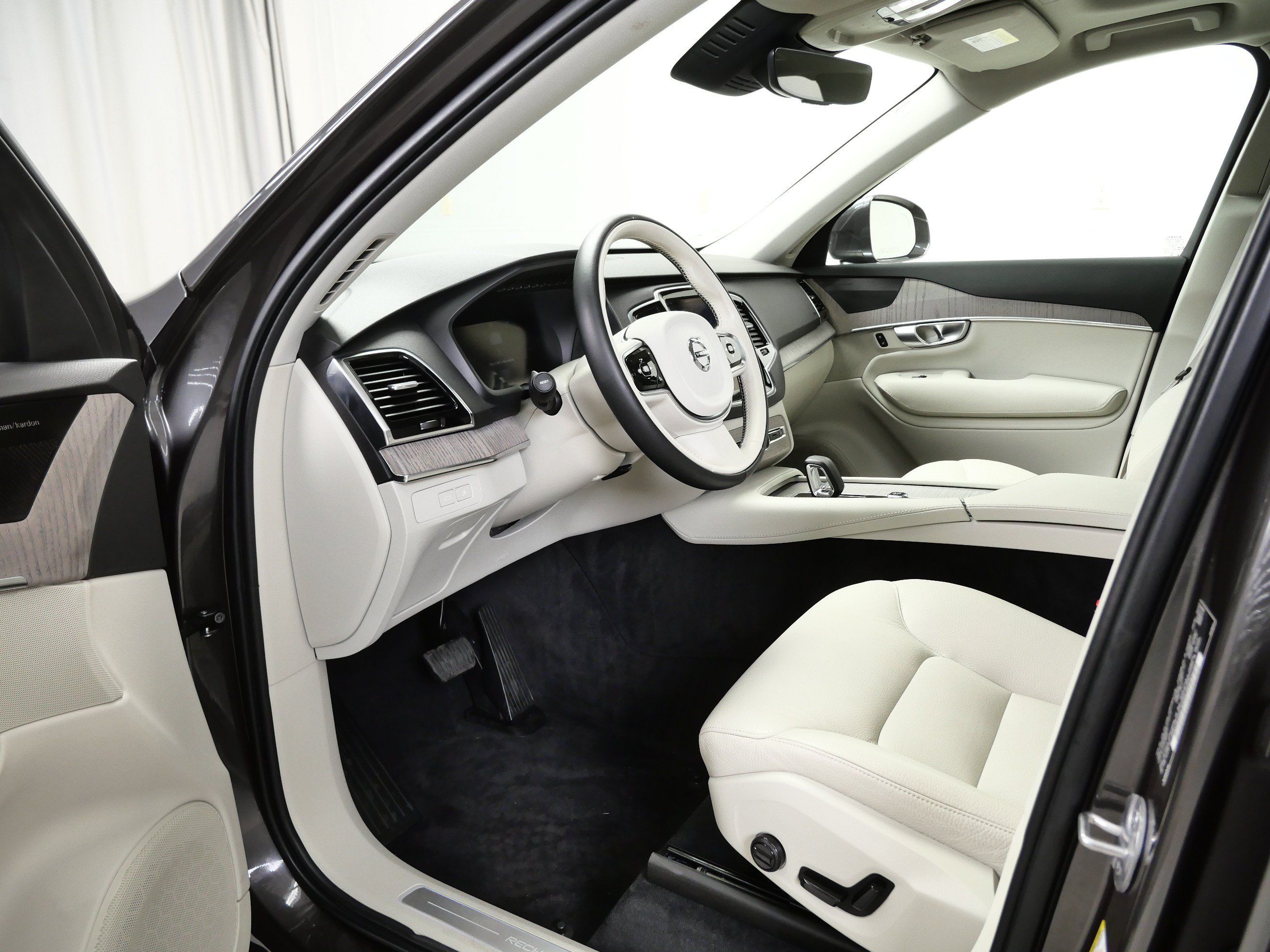 Used 2024 Volvo XC90 T8 Plus w/ Protection Package Premier AWD/4WD image 14