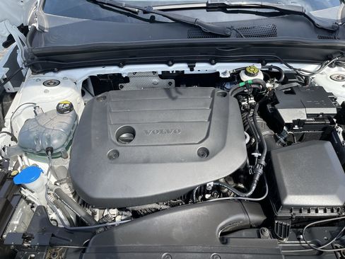 Used 2024 Volvo XC40 B5 Core image 30