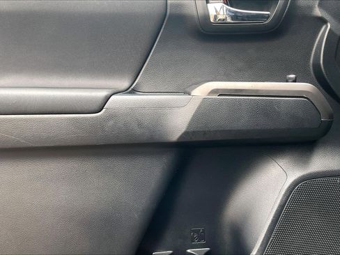 Used 2018 Toyota Tacoma TRD Sport image 15