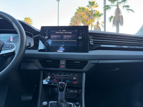 Used 2025 Volkswagen Jetta SE image 18