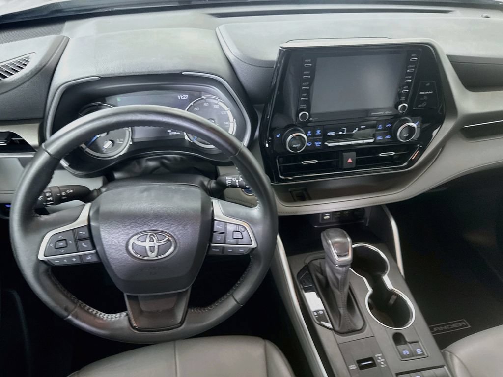 Used 2022 Toyota Highlander XLE FWD image 20