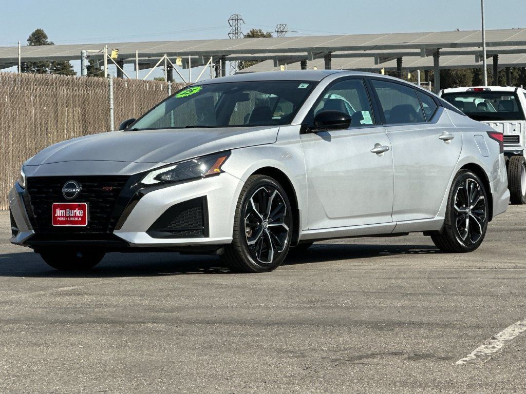 Used 2025 Nissan Altima 2.5 SR FWD image 7