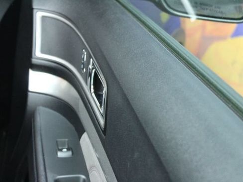 Used 2017 Ford Explorer XLT w/ XLT Technology Feature Bundle FWD image 11