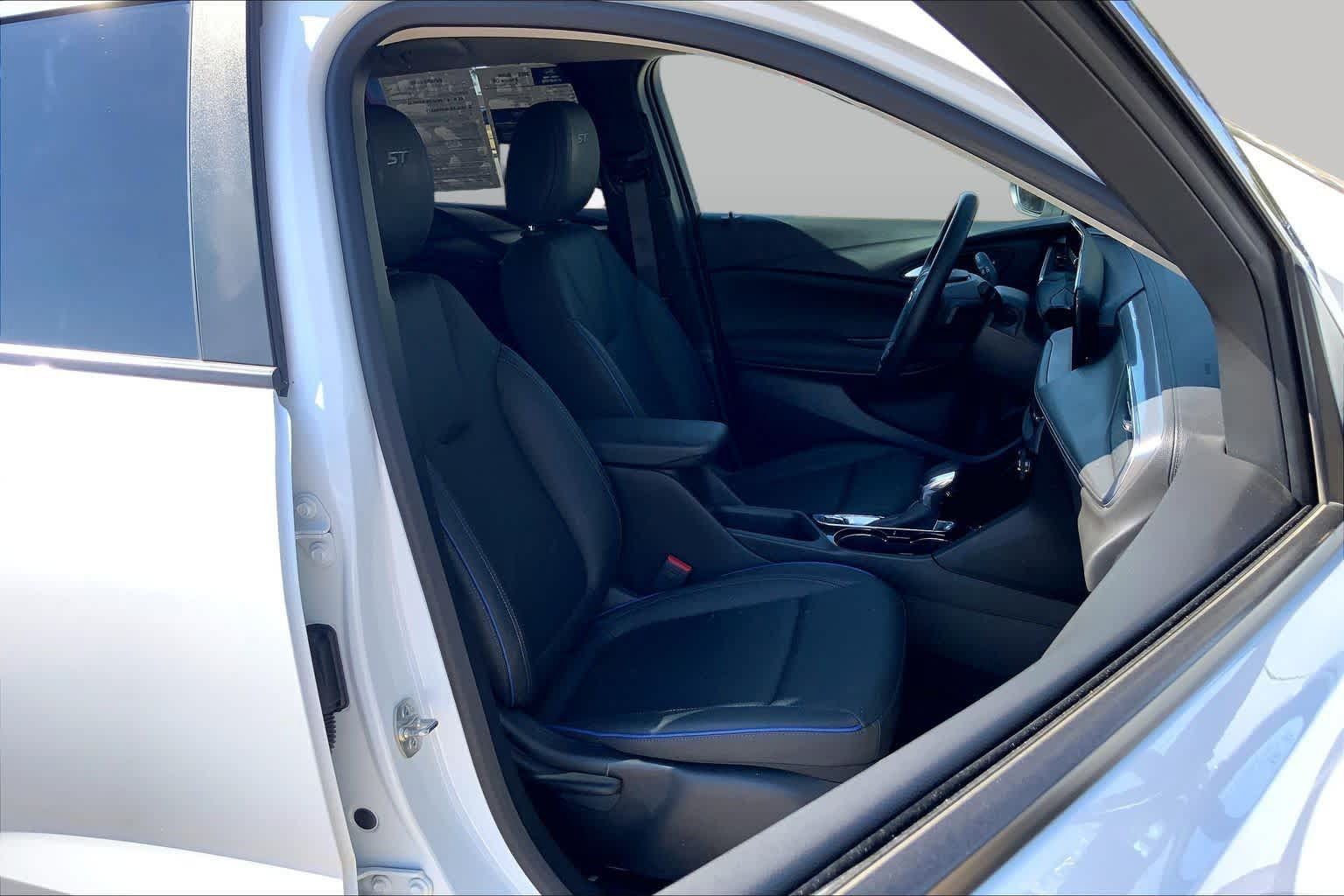 Used 2025 Buick Encore GX Sport Touring w/ Advanced Technology Package FWD image 9