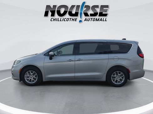 Used 2023 Chrysler Pacifica Touring-L FWD image 5