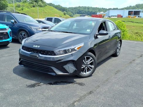 Certified 2023 Kia Forte LXS FWD image 3