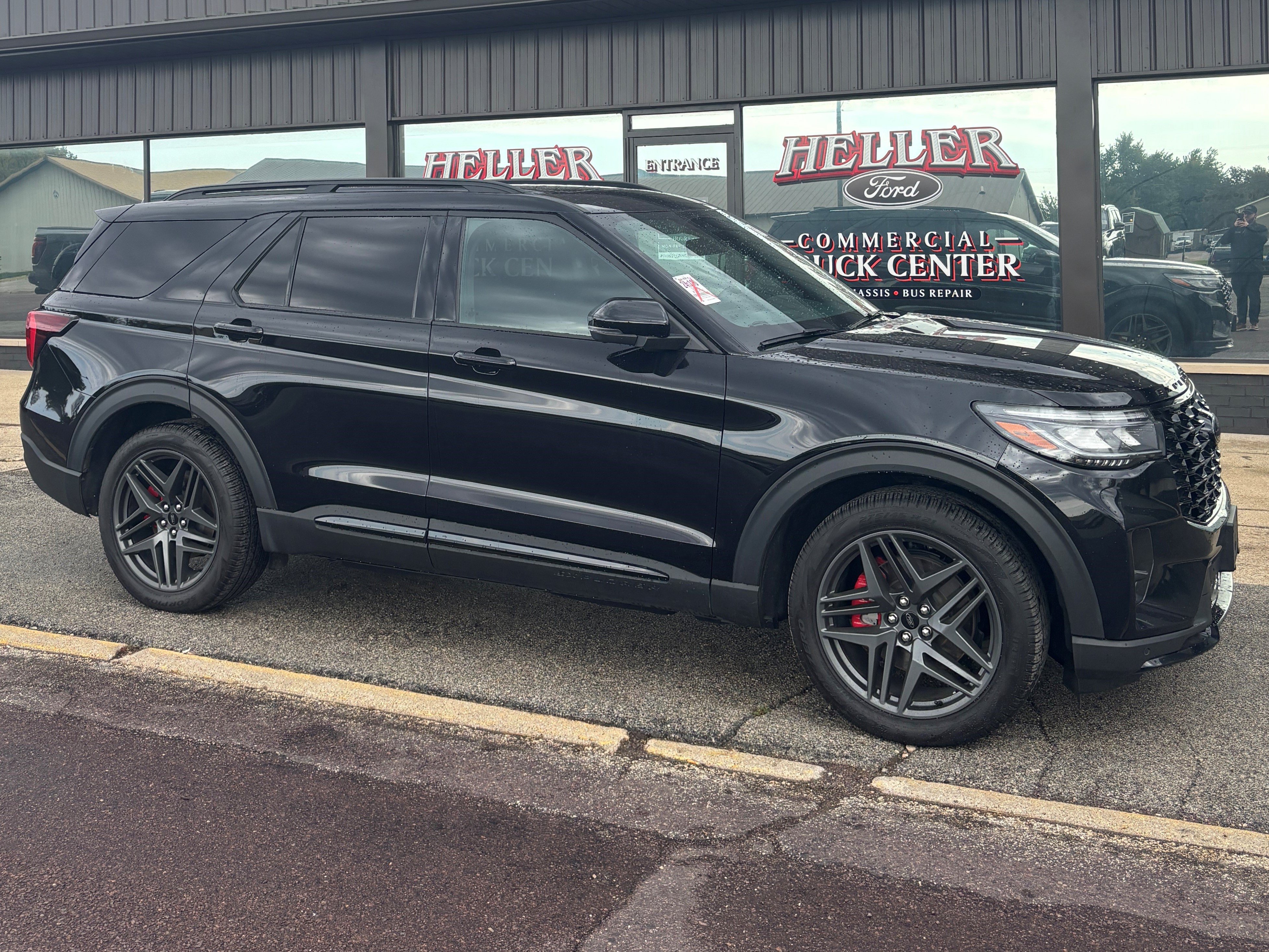 Used 2025 Ford Explorer ST AWD/4WD image 3